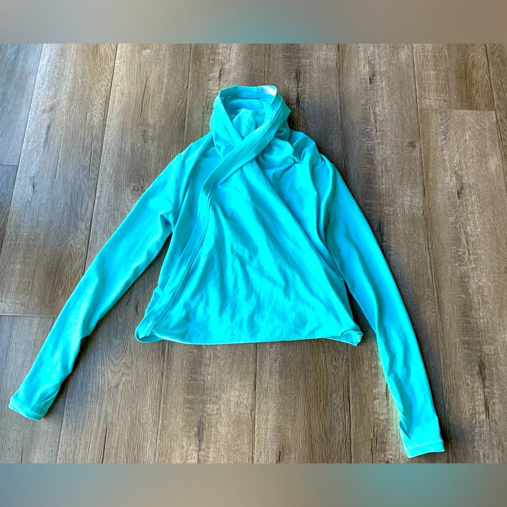 Ivivva by Lululemon blue cropped cross sports shirt